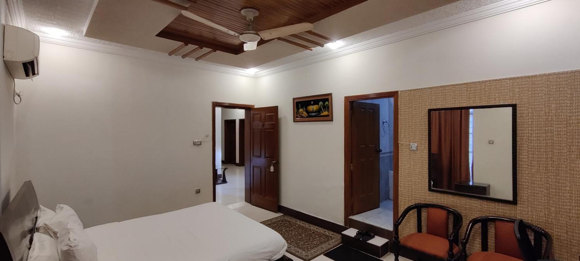 Capri Executive Hotel Исламабад Екстериор снимка