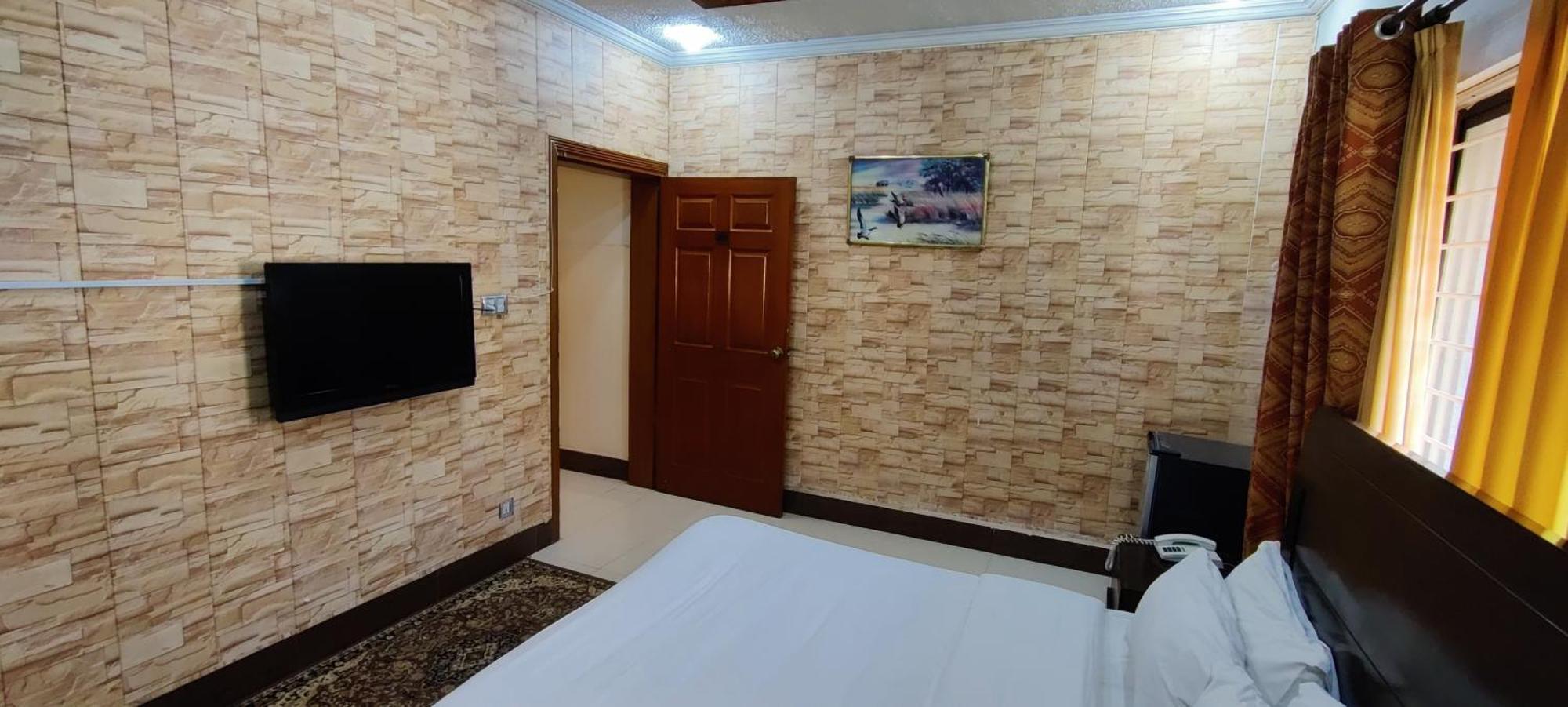 Capri Executive Hotel Исламабад Екстериор снимка