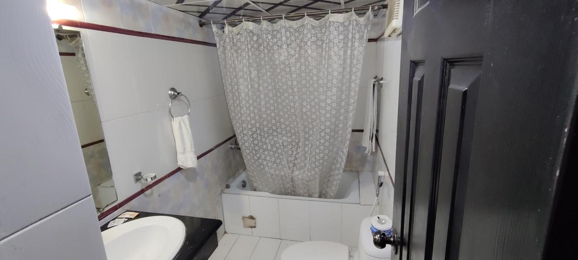 Capri Executive Hotel Исламабад Екстериор снимка