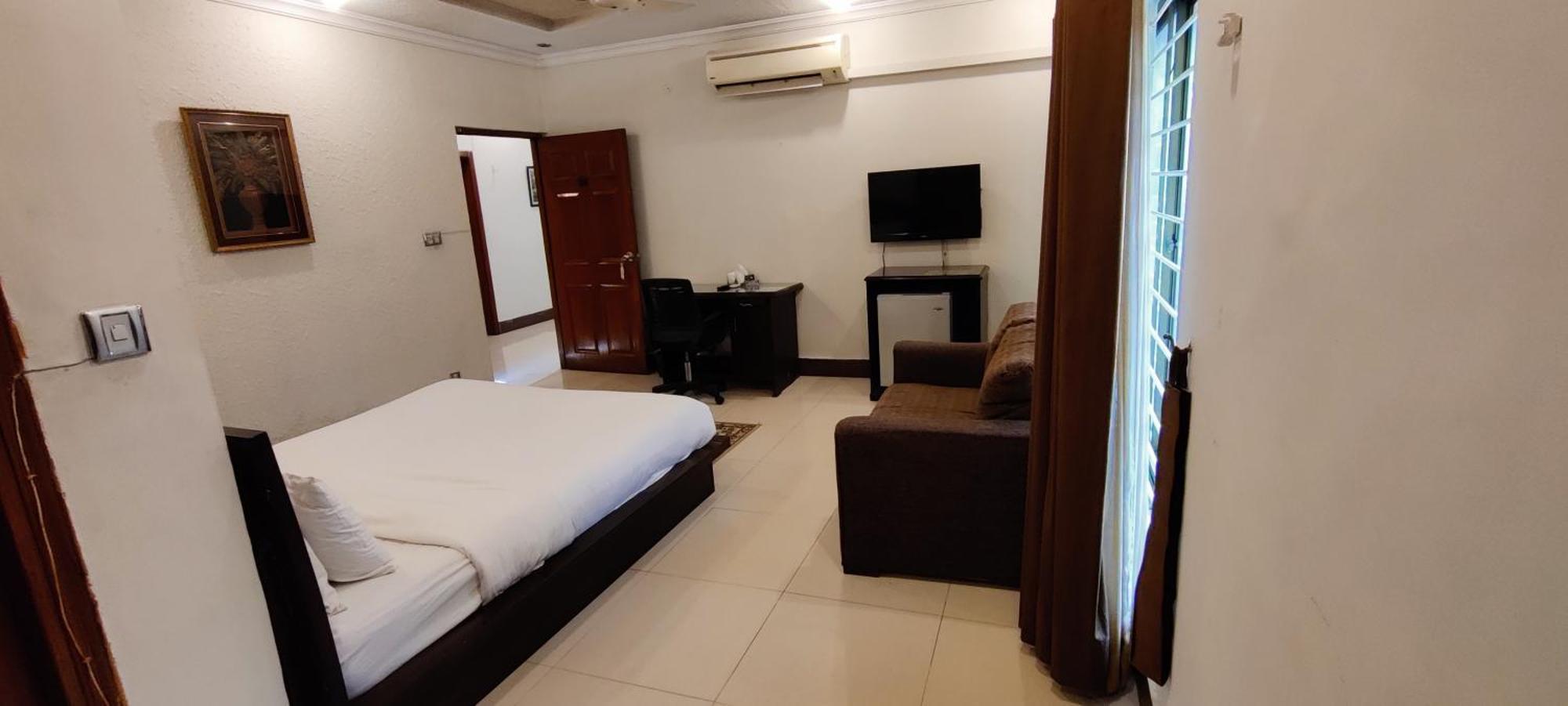 Capri Executive Hotel Исламабад Екстериор снимка