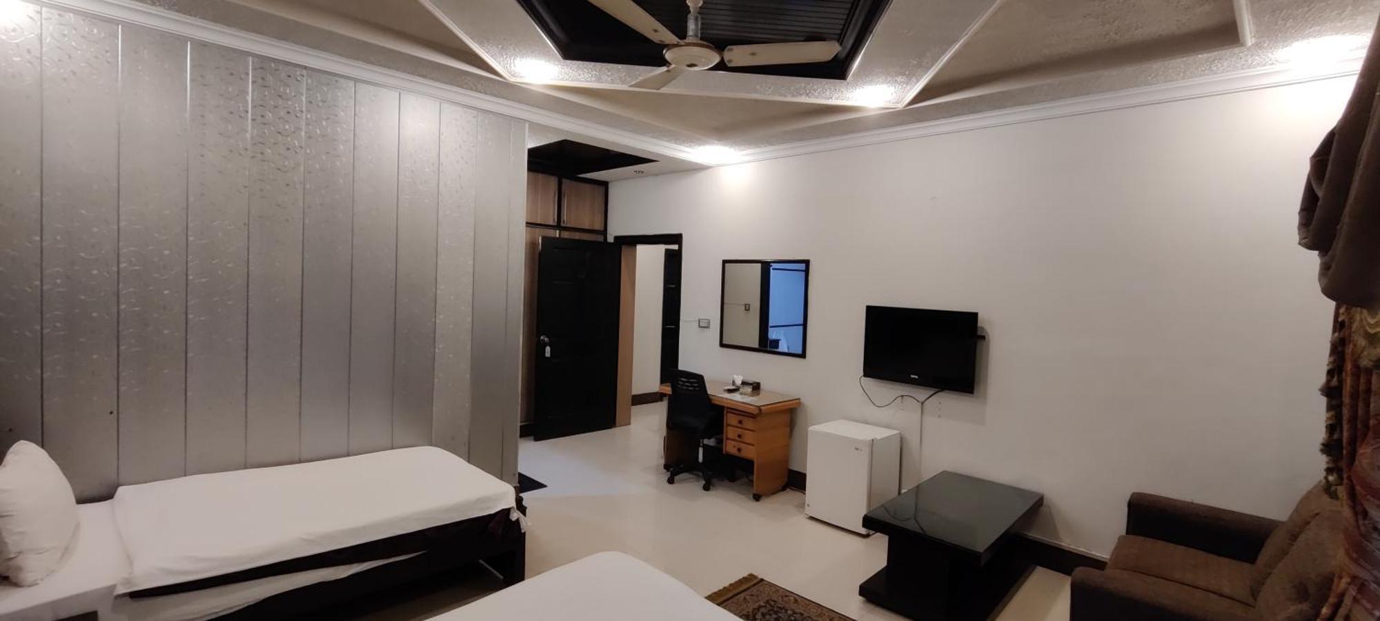 Capri Executive Hotel Исламабад Екстериор снимка